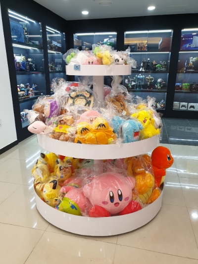 게임 타이틀 외에도 인형과 아미보 등 다양한 콘솔 관련 상품이 판매되고 있다.