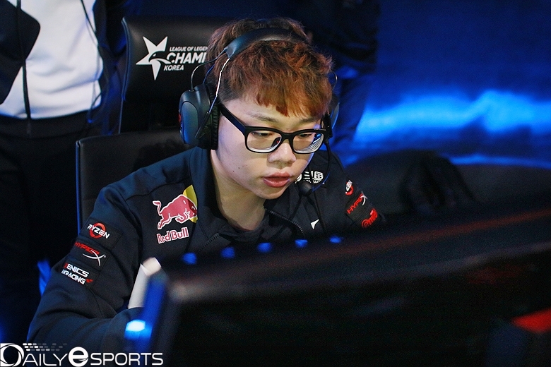 베인을 선택한 킹존 드래곤X의 미드 라이너 '폰' 허원석.