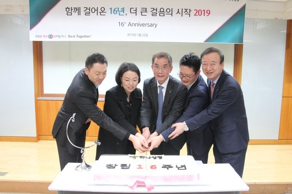 하나생명은 22일 창립 16주년을 맞아 주재중 대표이사 사장(오른쪽 세 번째), 경영진, 노사협의회 위원 등 5명이 창립기념 떡을 커팅했다.