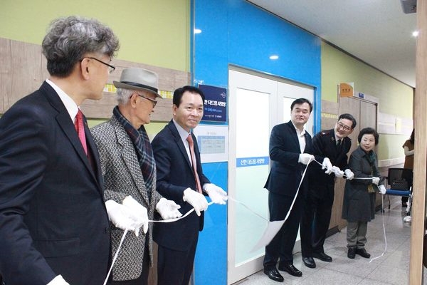 25일 충남 태안노인복지관에서 진행된 정보화교실 오픈식 행사. 왼쪽에서 세번째 성일종 국회의원, 네번째 신한은행 서산금융센터 설동점 센터장.