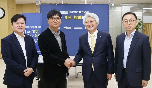 25일 체결된 업무협약식 후 DGB대구은행 시지지점에서 대출 상담 업무를 진행한 고객과 환담 중인 김태오 은행장(오른쪽 두번째)