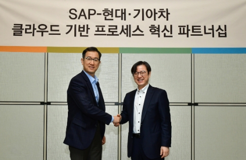 현대·기아차가 고성능 클라우드 데이터베이스에 기반한 사내 IT 업무 프로세스의 혁신을 통해 글로벌 비즈니스 통합 운영 환경 구축에 나선다. (왼쪽부터) 서정식 현대·기아차 ICT본부장과 이성열 SAP 코리아 대표가 악수하고 있는 모습 / 사진 제공 = 현대기아차