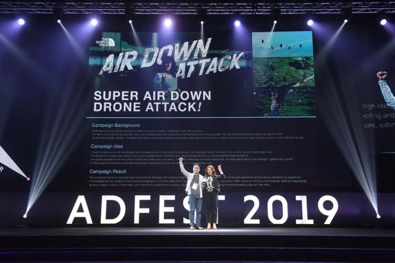 ‘애드페스트(ADFEST) 2019’에서 '노스페이스 슈퍼에어다운 드론 어택' 캠페인으로 아웃도어 부문 금상을 수상한 이노레드 직원이 오혜원 심사위원장(오른쪽, 제일기획 상무)과 기념 촬영을 하고 있다.