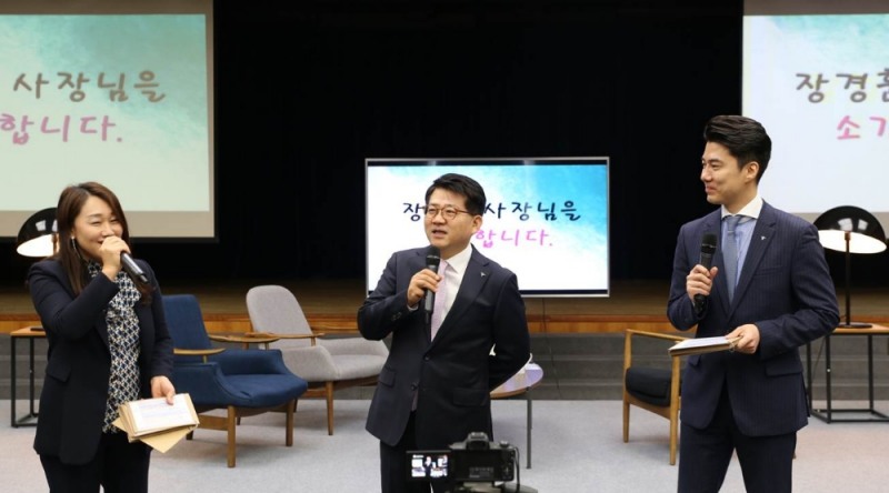장경훈 하나카드 신임 사장이 직원들과 함께 행복 콘서트라는 주제로 취임식을 진행하고 있다. / 사진 제공=하나카드