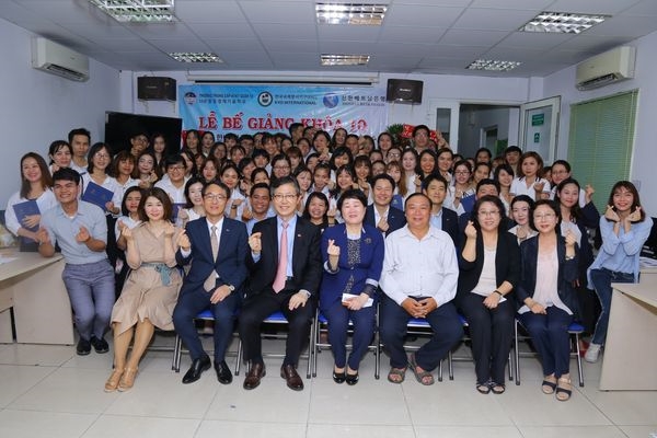 신한베트남은행 신동민 법인장신한지주(앞줄 왼쪽 두번째), 주호치민 총영사관 임재훈 총영사(왼쪽 세번째), 한국국제봉사기구 박을남 회장(왼쪽 네번째), 12군 경제기술전문학교 휭치히에우 총장(왼쪽 다섯번째), 브랜드전략본부 유유정 팀장(왼쪽 첫번째)이 수료식 참가자들과 기념 촬영을 하고 있다.
