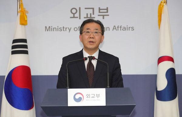 김인철 외교부 대변인이 26일 오후 서울 종로구 외교부 청사 브리핑룸에서 일본 독도 왜곡 초등학교 교과서 검정 승인에 대해 즉각 철회할 것을 촉구하는 성명을 발표하고 있다. 사진=뉴시스