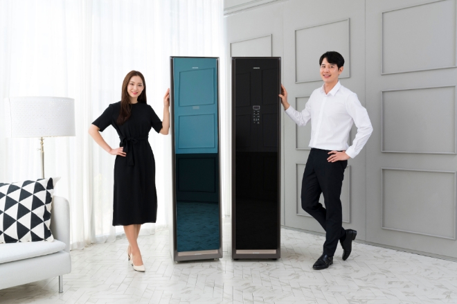 삼성전자가 의류청정기 '에어드레서' 블랙에디션 모델 2종을 28일 출시했다. 특히 ‘크리스탈미러’ 모델은 블랙 색상을 기본으로 밝은 미러 효과를 준 제품으로 어떤 공간에서도 조화롭게 어울리며, 전신 거울로 활용할 수도 있다. 이번 제품들에는 미세먼지 필터와 냄새분해 필터가 업계 유일하게 탑재됐다. 왼쪽이 크리스탈미러, 오른쪽이 다크블랙 모습 /사진 제공 = 삼성전자