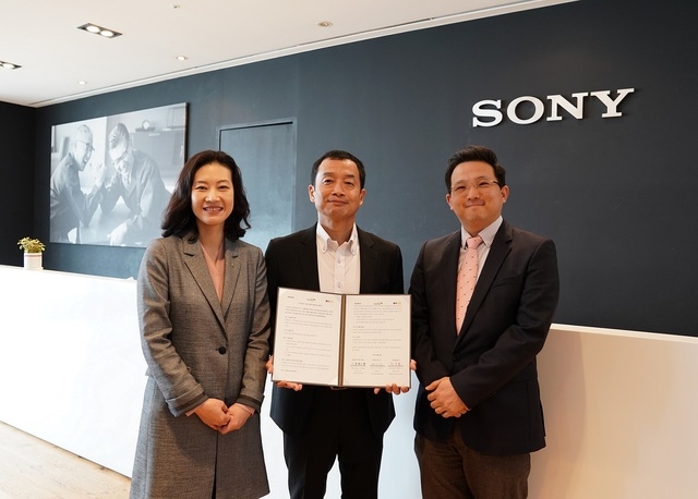 초록우산어린이재단 여인미(왼쪽부터) 서울지역 본부장, 소니코리아 오쿠라 키쿠오 대표, 타이드인스티튜트 황동호 대표.