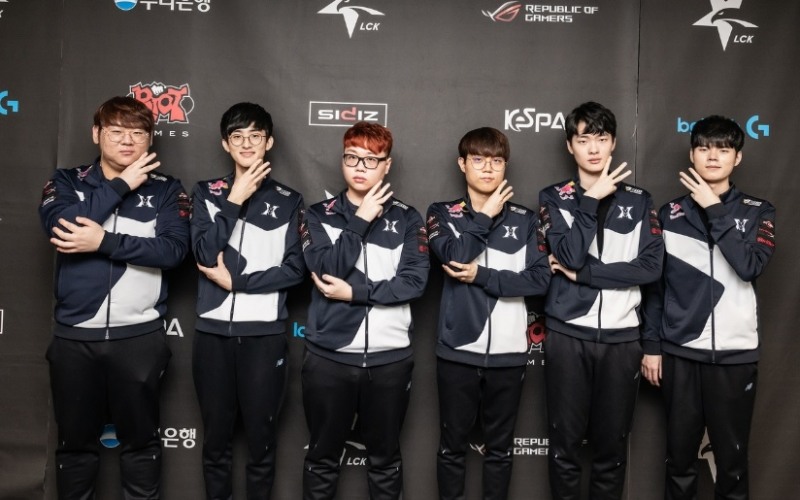 3위에 대한 열망을 드러낸 포즈를 취하고 있는 킹존 선수들.