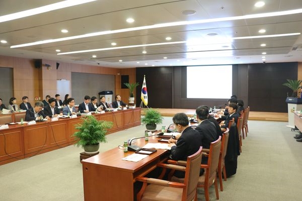 27일, 서울 중구 NH농협금융지주 본사에서 열린 「자산운용 실무회의」에서 박종봉 자산운용전략부장(왼쪽 2번째 줄 왼쪽에서부터 4번째)이 농협금융 및 상호금융의 자산운용 담당 팀장들과 토의를 하고 있다.