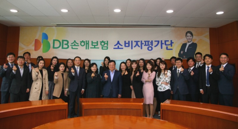 DB손해보험 김정남 사장(사진왼쪽 7번째)과 신임자문위원 이기연 교수(사진왼쪽 5번째) 및 소비자평가단 패널, 임직원들이 발표회가 끝난후 기념촬영을 하고 있는 모습. / 사진 제공 = DB손해보험