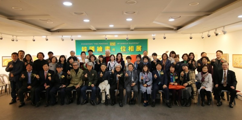 제 19회 한국회화의 위상전 시상식 후 초대작가 및 관계자들이 모여 기념촬영을 하고 있다./유디치과 제공