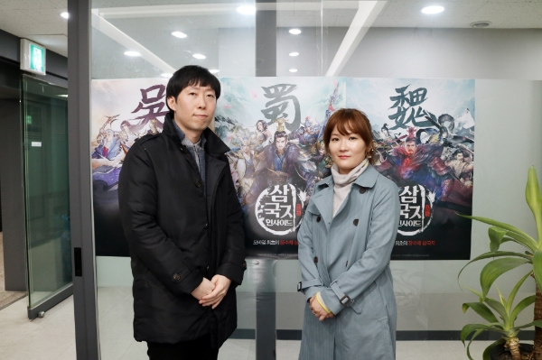 와이제이엠게임즈 오진영 팀장(왼쪽)과 주혜정 실장.