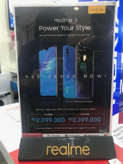 인도네시아 스마트폰 시장은 미화 200불 미만의 중저가 제품이 주도하고 있다. 사진은 오포가 현지 시장에 출시한 '리얼미3'.