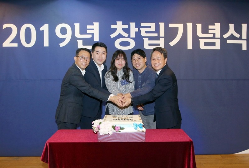 1일 서울 중구 소재 신한은행 본점 ‘카페 두드림’에서 진행된 2019년 신한은행 창립기념식에서 신한은행 진옥동 은행장(사진 맨 우측)과 임직원 대표, 행사 참석자가 기념 케이크를 자르는 모습 / 사진 제공 =신한은행