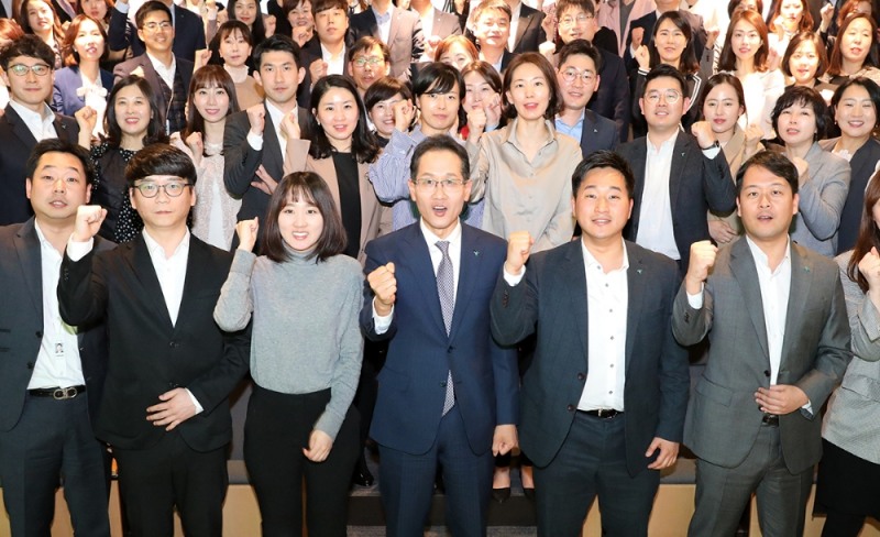 KEB 하나은행은 지난 1일 오후 을지로 본점 강당에서 ‘은행장과 함께하는 소통과 공감’ 생방송 간담회를 개최했다고 밝혔다. 지성규 KEB하나은행장(사진 맨 앞줄 왼쪽에서 4번째)이 간담회 후, 직원들과 함께 기념촬영하고 있다./ 사진 제공 =KEB하나은행