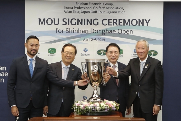(왼쪽부터)아시안투어 초민탄 COO, 한국프로골프협회(KPGA) 양휘부 회장, 신한금융그룹 조용병 회장, 일본프로골프투어(JGTO) 아오키 이사오 회장. 사진=신한금융그룹