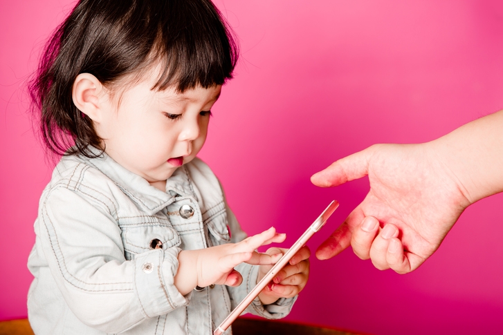 울고 보채는 아이, 스마트폰 주면 뚝? '언어발달' 늦어질 수 있어