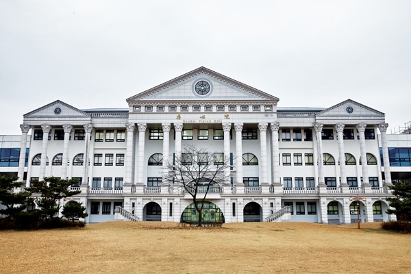 (사진=첨단 기술 개발, 육성 차원에서 첨단과학단지 내에 '남부대학교'를 세웠다.)