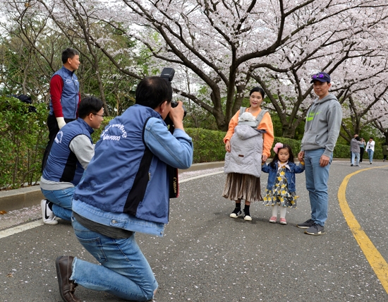 포스코 광양제철소 사진봉사단,봄 맞이 봉사활동 펼쳐