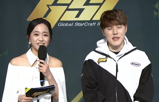 방송 인터뷰 도중 감정이 북받친 김도우(오른쪽, 사진=아프리카TV 생중계 화면 캡처).