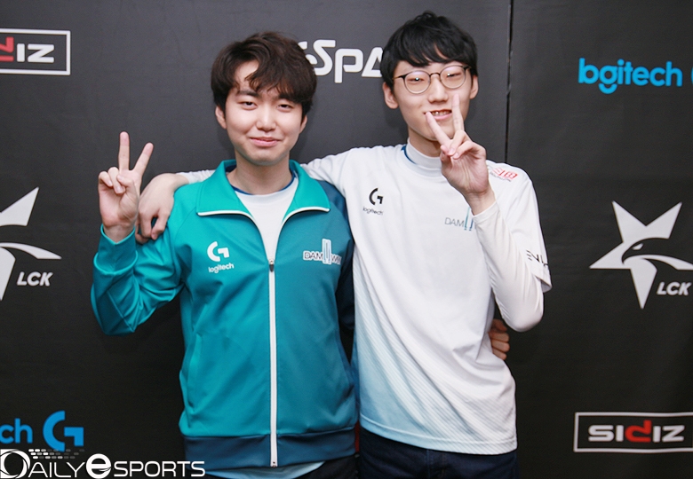 담원 게이밍의 원거리 딜러 '뉴클리어' 신정현(왼쪽)과 톱라이너 '너구리' 장하권.