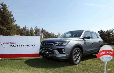 대회가 열리는 롯데스카이힐 제주CC에 전시된 코란도