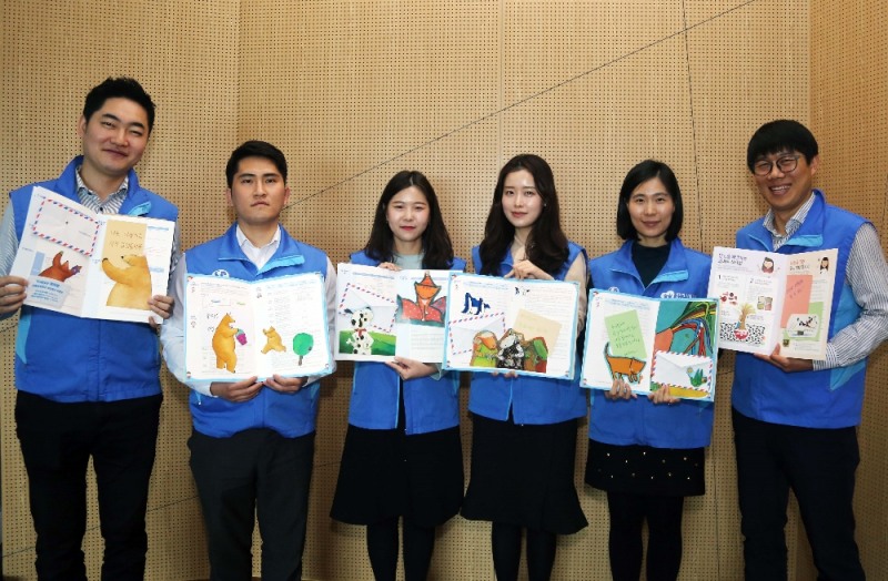 신한생명(대표 성대규)은 창립 29주년을 맞아 지난 3월부터 한 달간 ‘기부(GIVE) 힐링 봉사대축제’ 기간으로 정하고, 전국 주요지역 중심으로 직원 참여 봉사활동을 진행했다. 서울 중구에 위치한 신한생명 본사에서 업싸이클링 활동으로 버려지는 리플릿을 활용한 팝업북 만들기를 진행한 후 기념촬영을 하고 있다./신한생명 제공