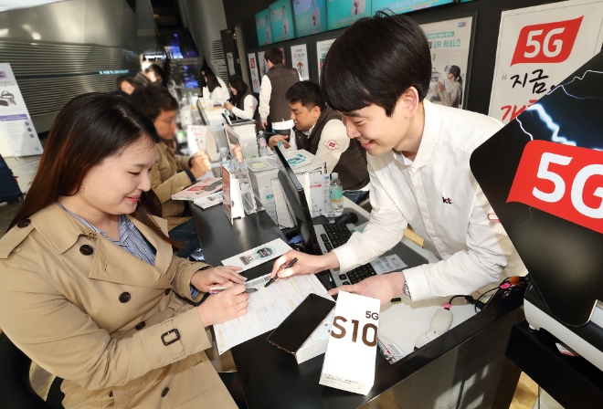 KT 대리점을 찾은 고객이 갤럭시 S10 5G 단말 가입을 하고 있다. KT는 갤럭시 S10 5G 출시 이틀째인 6일 오후 5시 50분을 기준으로 가입자 3만명을 돌파했다고 밝혔다. / 사진 제공 = KT