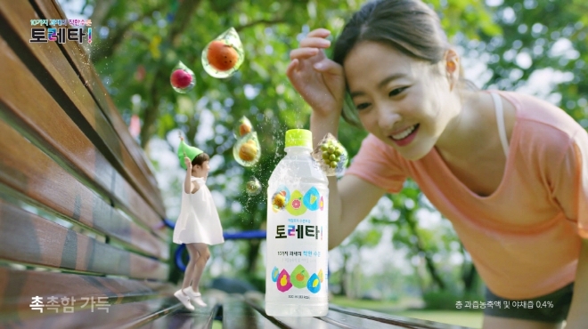 새롭게 공개된 '토레타!' TV광고 이미지 / 사진제공 = 한국 코카콜라