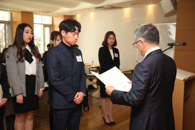 재단법인 오뚜기함태호재단 함영준 이사장이 장학증서를 수여하고 있다.