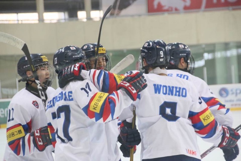 세계선수권 디비전2 그룹A 첫 스페인과의 첫 경기에서 선수들이 골을 넣은 뒤 기뻐하는 모습. 사진제공_대한아이스하키협회