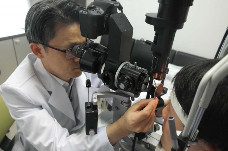 가톨릭대학교 여의도성모병원 안과 황호식 교수가 적색필터를 이용하여하여 마이봄샘 기능장애 유무를 검사하고 있다.