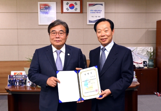 이병훈 광주광역시 문화경제부시장이 9일 오전 시청 3층 문화경제부시장실에서 나성화 경제고용진흥원장에서 임명장을 전달하고 있다./사진=광주광역시
