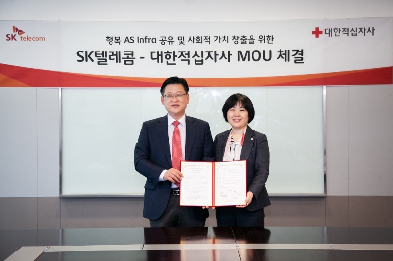 SK텔레콤과 대한적십자사가 ‘이동 AS Infra 공유 및 사회적 가치 창출을 위한 업무협약’을 9일 을지로 SKT타워에서 체결했다. 사진은 왼쪽부터 문갑인 SK텔레콤 스마트디바이스본부장, 대한적십자사 김명한 혈액관리본부장