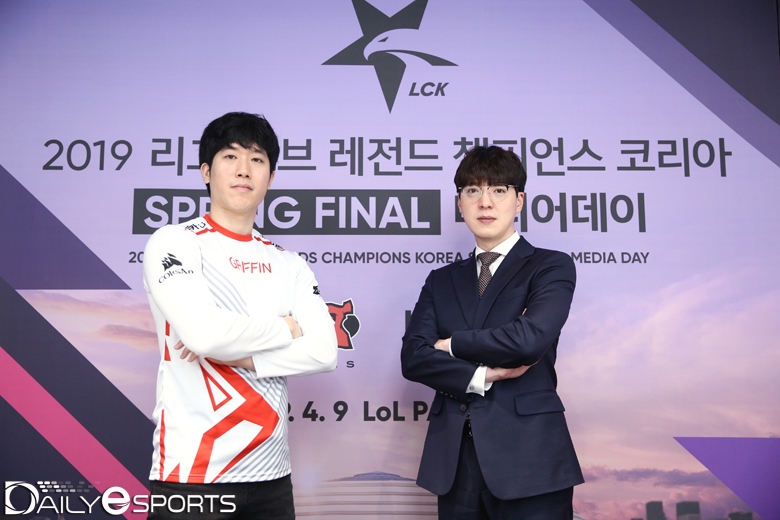 그리핀 김대호 감독(왼쪽)과 SK텔레콤 T1 김정균 감독이 LCK 스프링 결승전 미디어데이에서 조용하지만 예리하게 상대를 저격(?)했다.