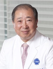 (사진=김성수 제주한라병원 원장은 1997년부터 제2대 병원장으로 병원을 이끌고 있고, 제주 WE호텔 사장도 맡고 있다.)