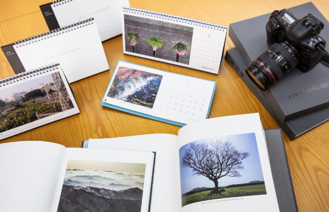 조양호 회장은 바쁜 업무 중 틈틈이 찍은 사진으로 매년 달력을 제작해 국내외 지인들에게 선물했다. 지난 2009년에는 사진집을 출간해 세간의 화제를 모으기도 했다. 사진은 조양호 회장이 매년 제작한 달력과 사진집 및 애장 카메라.