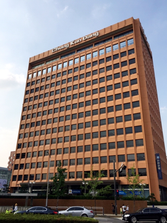 (사진=종근당 창업주 이종근 회장은 평생 모은 재산을 육영사업에 기증했다. 지난 46년간 8,086명에게 436억원을 지원했다.)