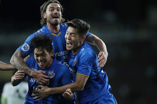 울산 현대가 10일 울산문수경기장에서 열린 2019 ACL 조별리그 가와사키 프론탈레(일본)전에서 후반 추가시간 김수안(앞 오른쪽)의 극적인 헤더로 1-0 승리를 거뒀다. ACL 2승1무를 달리며 순항을 이어갔다. 결승골 직후 동료들과 환호하고 있는 김수안. 사진제공|한국프로축구연맹