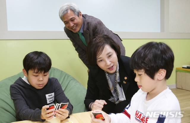 유은혜 사회부총리 겸 교육부 장관이 경기 오산시 함께자람센터를 방문, 어린이들을 살피고 있다.