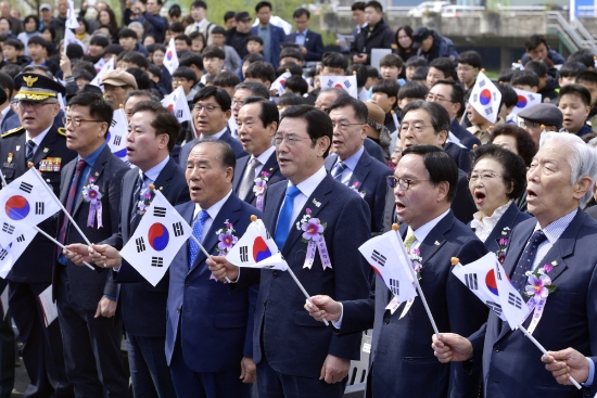 이용섭 광주광역시장이 11일 오전 동구 학동 백화마을 백범기념관 야외광장에서 열린 '대한민국 임시정부 수립 100주년' 기념식에 참석해 장휘국 광주시교육감, 안종일 광주백범기념관 이사장, 김갑제 광복회광주전남연합지부장, 송갑석 국회의원, 보훈단체 회원, 시민 등 참석자들과 애국가를 제창하고 있다./사진=광주광역시