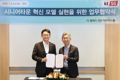 사진=(왼쪽부터)KT 박윤영 기업사업부문장과 더 클래식 500 최종문 사장이 MOU 체결 후 기념사진을 촬영하고 있다