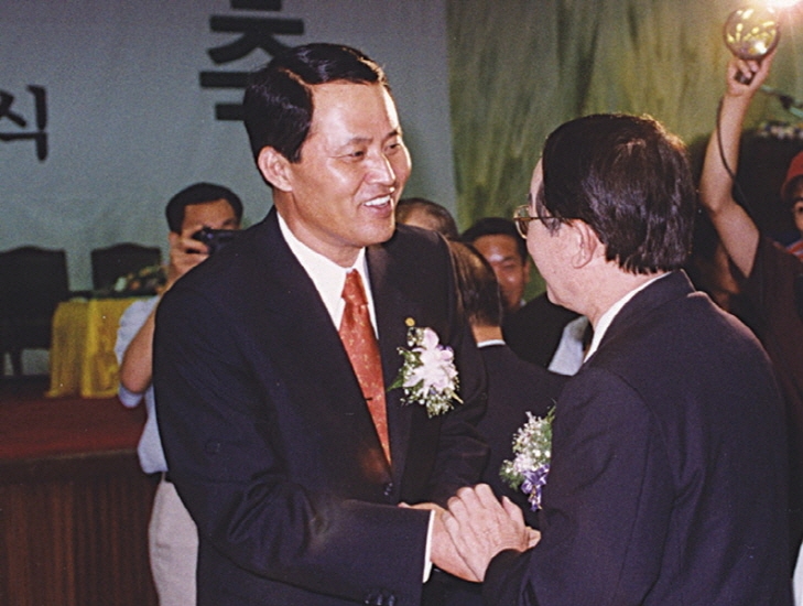 (사진=고희선 회장은 1993년 대통령 표창에 이어 1999년 동탑산업훈장과 대산농촌문화상을 수상했다.)