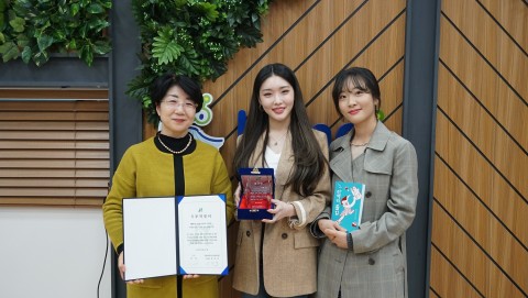 사진=농어촌청소년육성재단 강남식 사무총장, 청하, EBS 아이돌이 읽다 마음을 잇다 작가