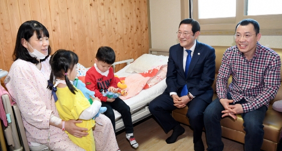 이용섭 광주광역시장이 12일 오전 북구 문화산부인과에서 세 번 연속 쌍둥이를 출산한 고성진·진윤순씨 부부를 만나 출산을 축하했다./사진=광주광역시
