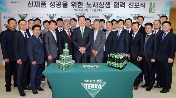 ‘신제품 성공 위한 노사상생협력 선포식’에 김인규 하이트진로 대표(첫째줄 오른쪽 7번째), 조기완 하이트맥주 노조위원장(첫째줄 오른쪽 6번째), 안상진 진로 노조위원장(첫째줄 오른쪽 8번째), 박갑용 전국식품산업 노동조합연맹 위원장(첫째줄 왼쪽 2번째), 김영기 고용노동부 서울강남지청장(첫째줄 오른쪽 4번째)을 포함해 교섭위원 등 총 24명이 참석했다./사진 제공 = 하이트진로