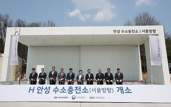 (왼쪽 네 번째부터) 자유한국당 김학용 의원, 현대자동차 공영운 사장, 국토교통부 김현미 장관, 한국도로공사 이강래 사장이 안성휴게소 수소충전소(서울방향) 개소식에서 테이프 커팅식을 진행하고 있는 모습. 사진 제공 = 현대자동차