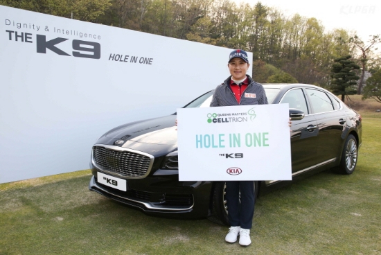 홀인원을 기록한 이선화가 부상인 자동차 앞에서 환하게 웃고 있다. 사진=KLPGA 제공