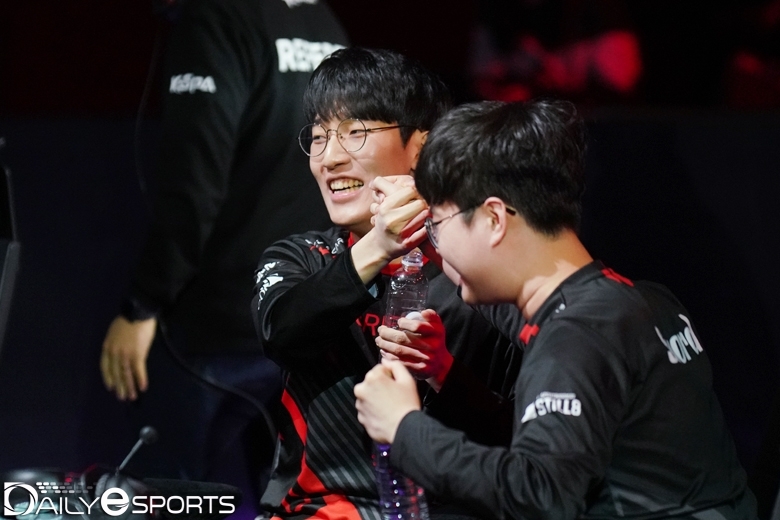 3월 8일 LCK 2019 스프링 2라운드 SK텔레콤 T1과의 대결에서 백도어로 승리한 그리핀의 '타잔' 이승용(왼쪽)과 '소드' 최성원이 하이파이브를 나누고 있다.